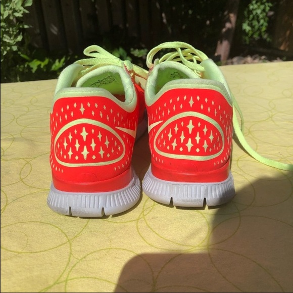 Like new NIKE shoes - Picture 4 of 4